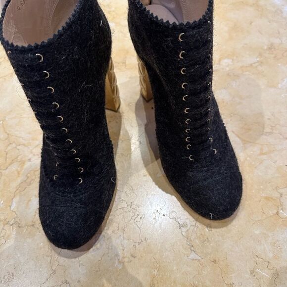 Chanel gray boots with gold embellished heel. Size 41 - Picture 8 of 17